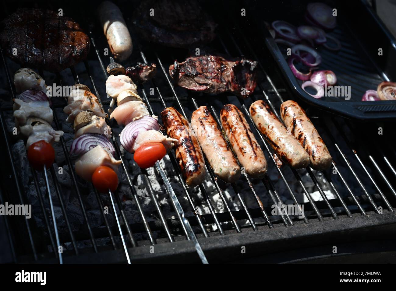 Cuisson de la viande sur le barbecue Grill, salon extérieur, fête dans le jardin Banque D'Images