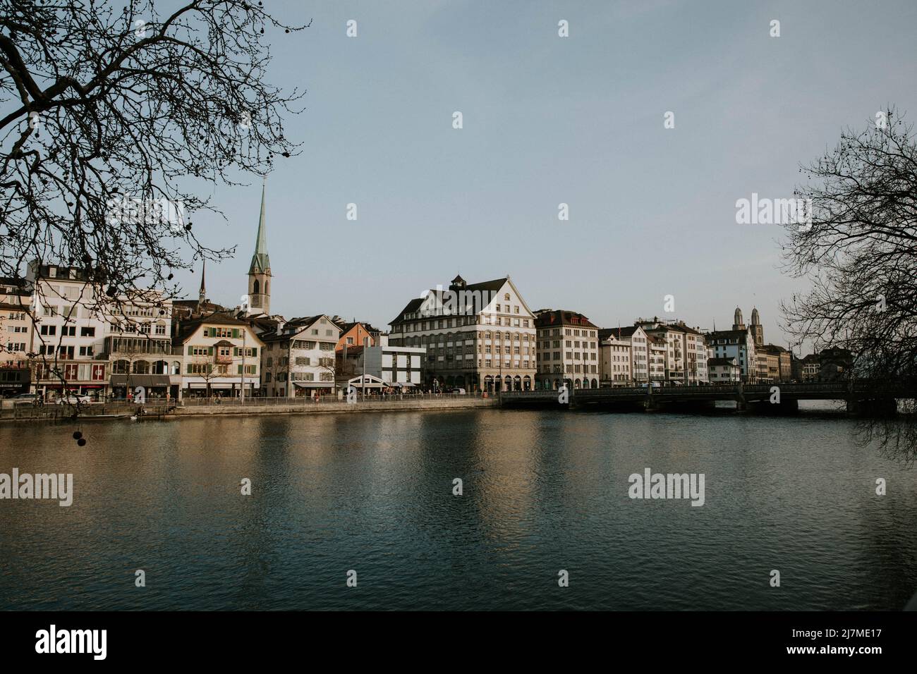 Vue sur Zurich avec Predigerkirche et le Limmat Banque D'Images
