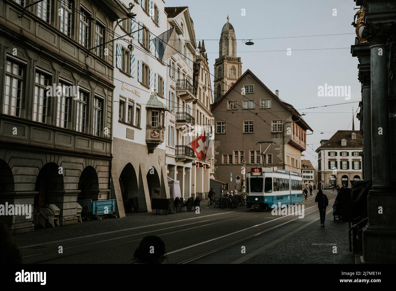 Tram sur la rue Limmatquai à Zurich, Suisse Banque D'Images