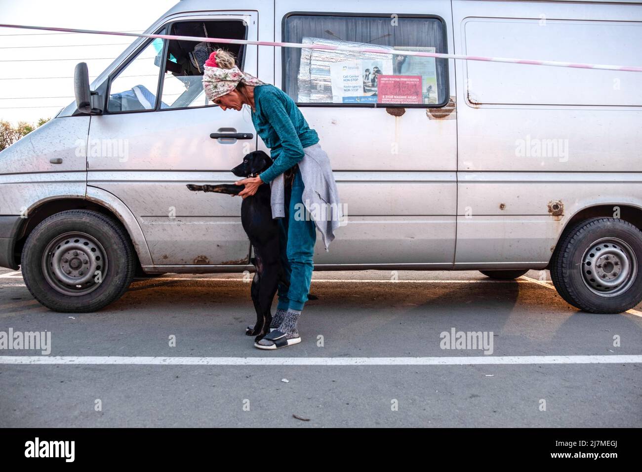 Zaporizhzhia, Ukraine. 08th mai 2022. Une femme de Kherson joue avec son chien au Zaporizhia Centre pour les personnes déplacées. Chaque jour, des réfugiés de toute l'Ukraine orientale arrivent au Centre Zaporizhia pour les personnes déplacées fuyant les zones de combat ou les territoires occupés par l'armée russe. La Russie a envahi l'Ukraine le 24 février 2022, déclenchant la plus grande attaque militaire en Europe depuis la Seconde Guerre mondiale Crédit : SOPA Images Limited/Alamy Live News Banque D'Images