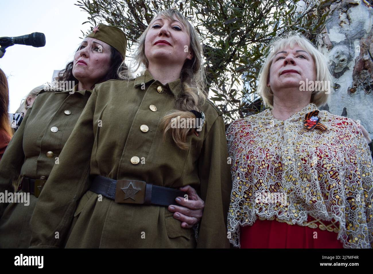 Athènes, Grèce. 9th mai 2022. Les femmes portant des chapeaux de l'armée soviétique chantent des chansons lors d'un événement commémoratif du jour de la victoire. Les Russes vivant en Grèce ont tenu un événement en mémoire du jour de la victoire de l'armée soviétique. (Credit image: © Dimitris Aspiotis/Pacific Press via ZUMA Press Wire) Banque D'Images