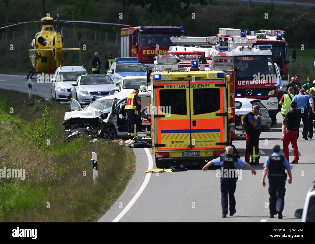 Dresde, Allemagne. 10th mai 2022. Les secouristes sont occupés à se remettre après un accident sur le S81 près de Dresde. Une personne est décédée mardi dans le grave accident de la route sur le S81 près de Dresde. Credit: Robert Michael/DPA/dpa/Alay Live News Banque D'Images