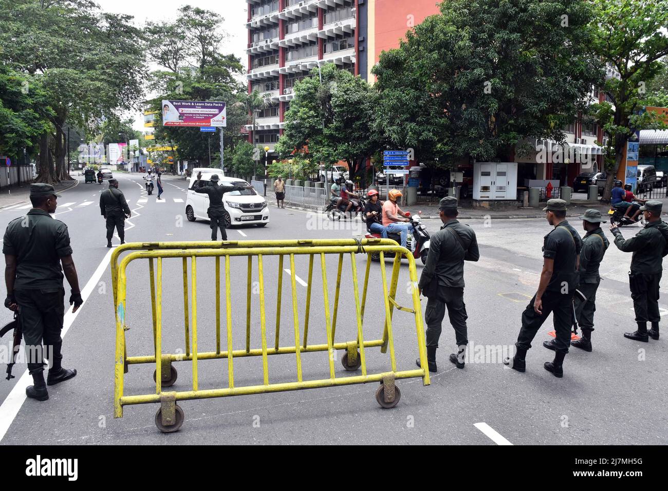 Colombo, Sri Lanka. 10th mai 2022. Les militaires tiennent un garde dans une rue à Colombo, Sri Lanka, le 10 mai 2022. Mahinda Rajapaksa a démissionné du poste de Premier ministre du Sri Lanka lundi, alors que de violentes manifestations ont éclaté, et un couvre-feu national a été imposé jusqu'à mercredi. Credit: Gayan Sameera/Xinhua/Alay Live News Banque D'Images