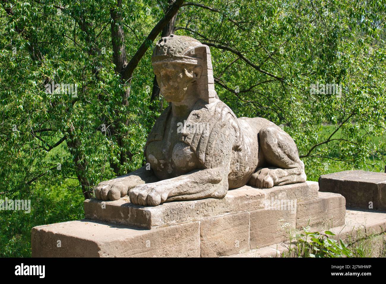 Un pont avec statue de sphinx. Château de Veltrusy. République tchèque. Banque D'Images Un pont avec statue de sphinx. Château de Veltrusy. République tchèque. Banque D'Images