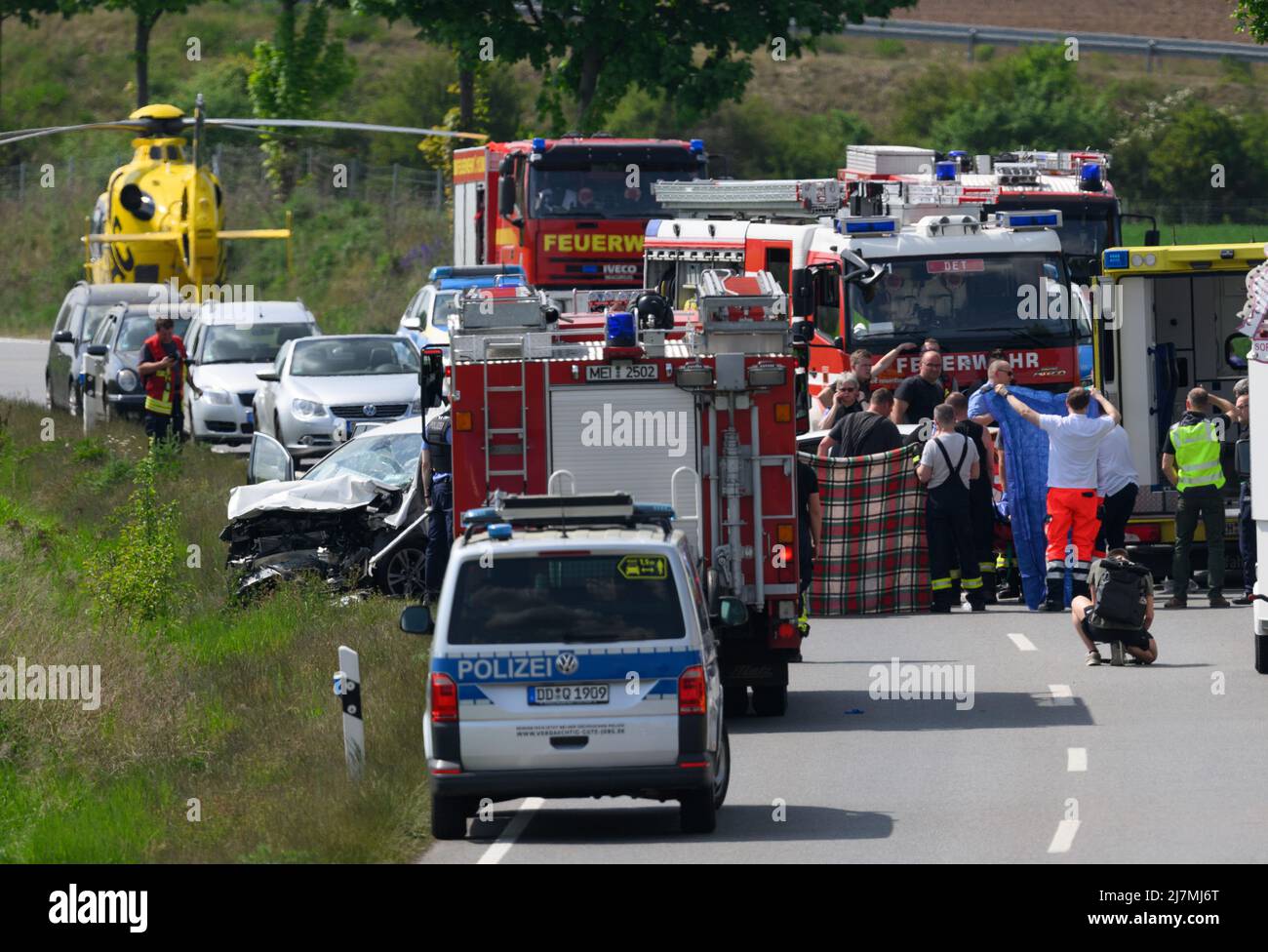 10 mai 2022, Saxe, Dresde: Les secouristes sont occupés avec la reprise après un accident sur le S81 près de Dresde. Une personne est décédée mardi dans le grave accident de la route sur le S81 près de Dresde. Photo: Robert Michael/dpa Banque D'Images