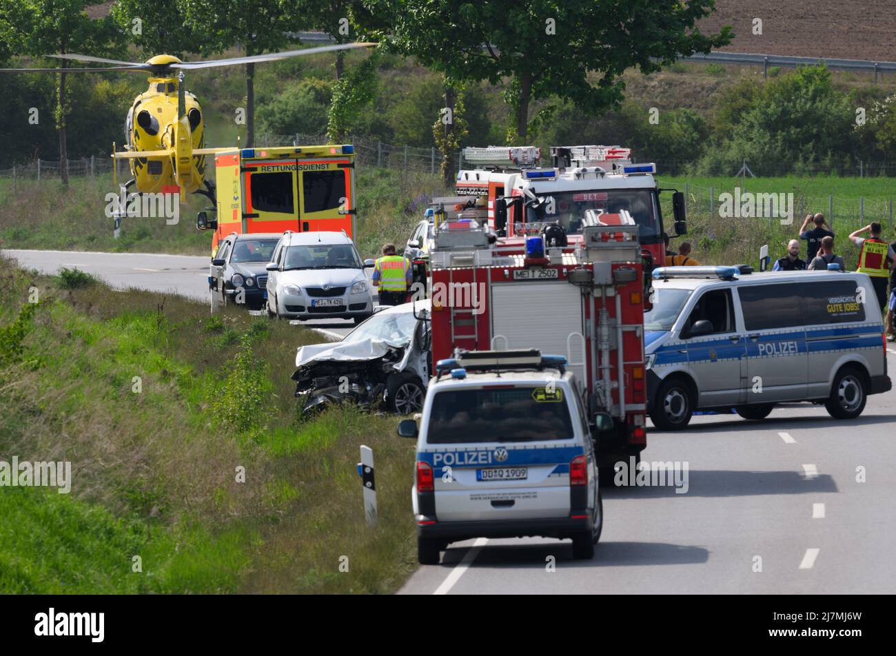 10 mai 2022, Saxe, Dresde: Un hélicoptère de sauvetage ADAC prend son envol après la reprise après un accident sur le S81 près de Dresde. Une personne est décédée mardi dans le grave accident de la route sur le S81 près de Dresde. Photo: Robert Michael/dpa Banque D'Images