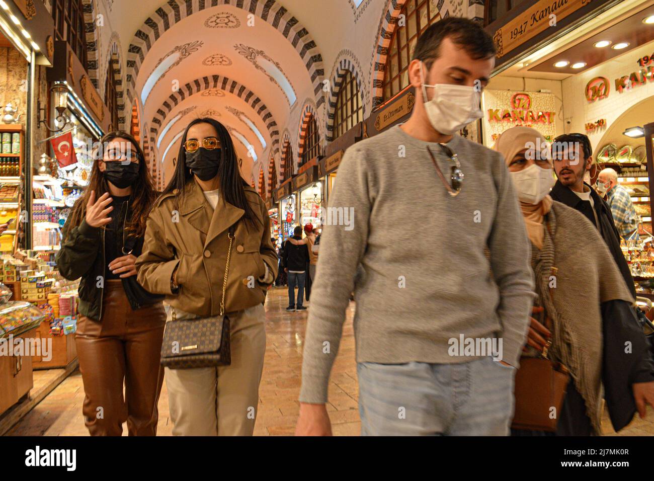 Les amateurs de shopping et les touristes se prominent au Spice Bazaar à Istanbul, Turquie, le mardi 10 mai 2022. La crise économique de la Turquie s'aggrave avec une inflation en hausse qui a grimpé à 69,97 % en avril, atteignant le niveau le plus élevé depuis 2002. Crédit : Mariya Doga/GochreImagery/MediaPunch Banque D'Images