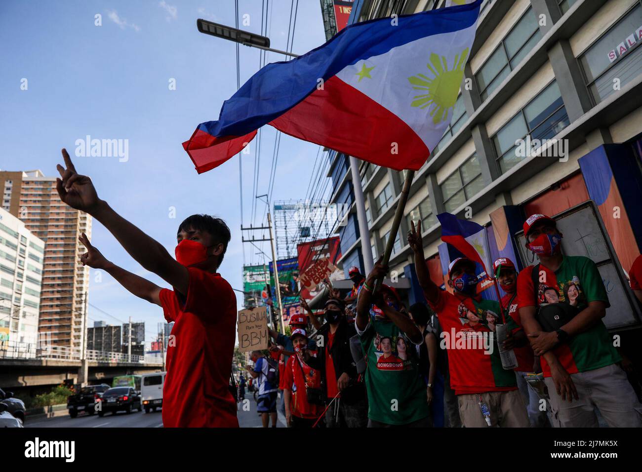 Manille, Philippines. 10th mai 2022. Les partisans brandirent les drapeaux philippins et des signes de paix éclair alors qu'ils attendent mardi le siège de l'ancien sénateur Ferdinand 'Bongbong' Marcos Jr. À Mandaluyong City. Marcos, fils et homonyme du regretté dictateur philippin Ferdinand Marcos, est sur le fait de remporter les élections présidentielles après avoir obtenu plus de 30 millions de voix. (Image de crédit : © Basilio Sepe/ZUMA Press Wire) Banque D'Images