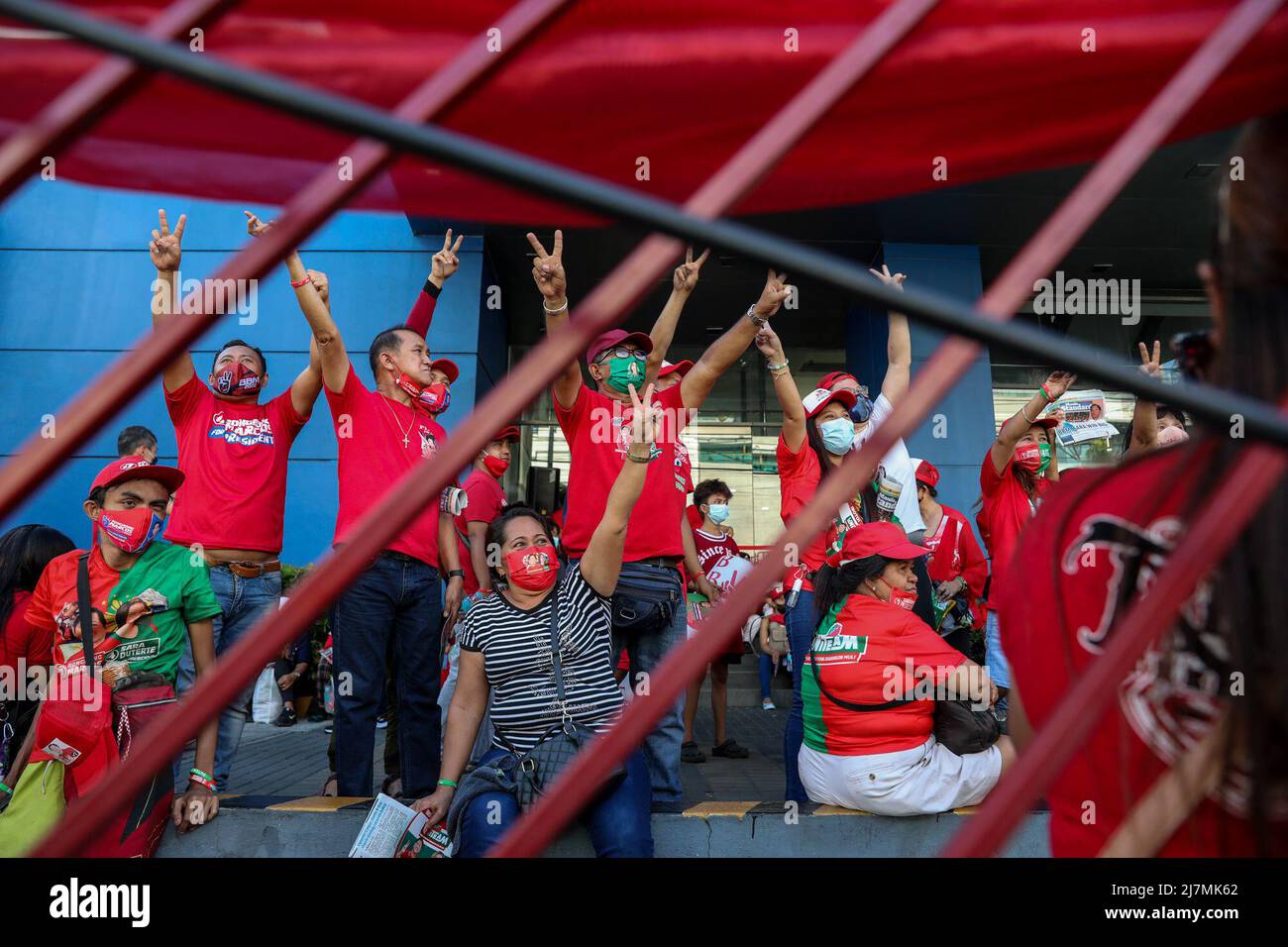 Manille, Philippines. 10th mai 2022. Les partisans mettent en lumière des signes de paix alors qu'ils attendent le siège de l'ancien sénateur Ferdinand 'Bongbong' Marcos Jr. À Mandaluyong City, dans la région métropolitaine de Manille, aux Philippines. 10 mai 2022. Marcos, fils et homonyme du regretté dictateur philippin Ferdinand Marcos, est sur le fait de remporter les élections présidentielles après avoir obtenu plus de 30 millions de voix. (Image de crédit : © Basilio Sepe/ZUMA Press Wire) Banque D'Images
