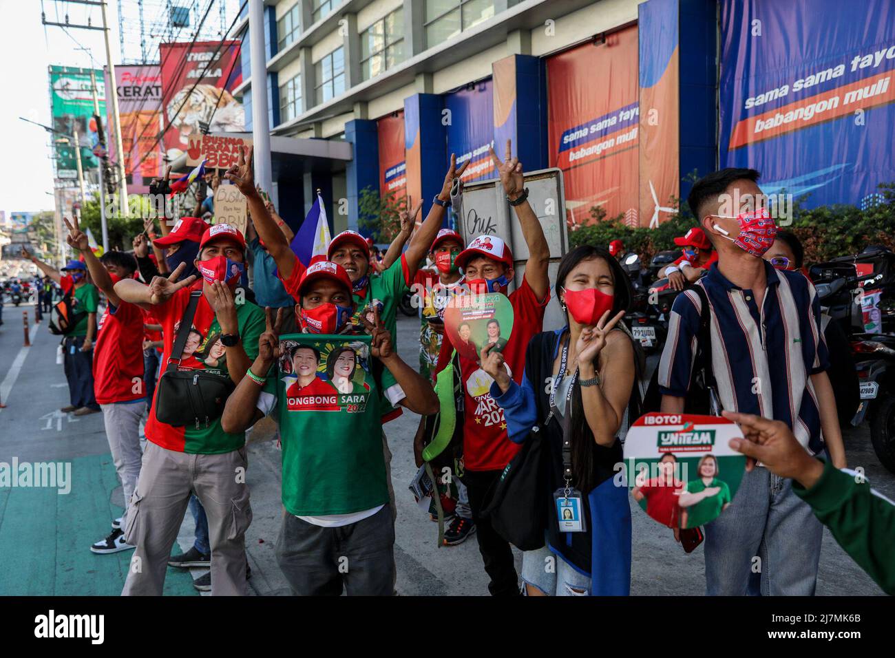 Manille, Philippines. 10th mai 2022. Les supporters applaudissent en attendant le siège de l'ancien sénateur Ferdinand 'Bongbong' Marcos Jr. À Mandaluyong City, Metro Manila, Philippines. 10 mai 2022. Marcos, fils et homonyme du regretté dictateur philippin Ferdinand Marcos, est sur le fait de remporter les élections présidentielles après avoir obtenu plus de 30 millions de voix. (Image de crédit : © Basilio Sepe/ZUMA Press Wire) Banque D'Images