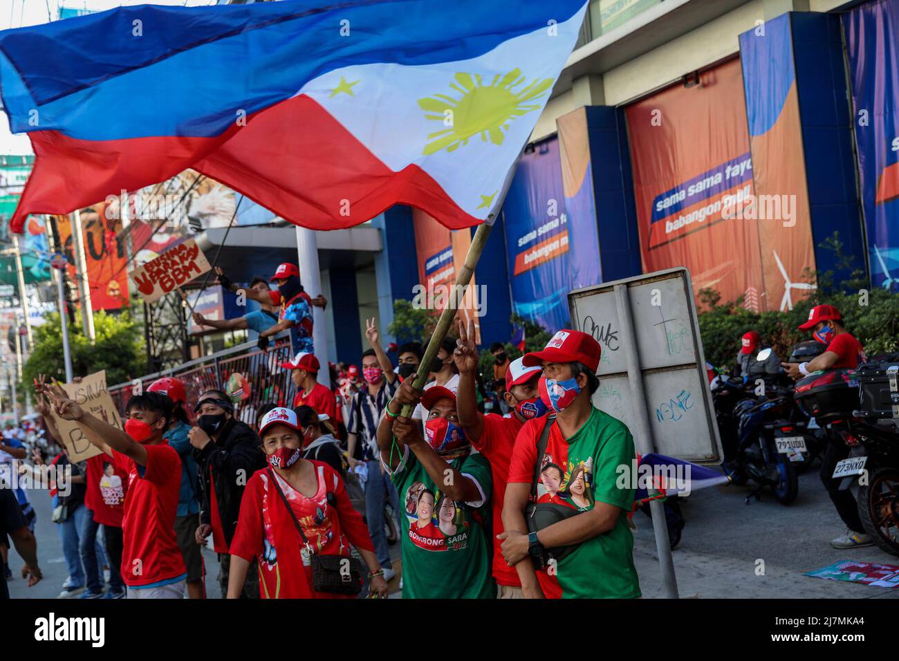 Manille, Philippines. 10th mai 2022. Les partisans brandirent les drapeaux philippins et des signes de paix éclair alors qu'ils attendent mardi le siège de l'ancien sénateur Ferdinand 'Bongbong' Marcos Jr. À Mandaluyong City. Marcos, fils et homonyme du regretté dictateur philippin Ferdinand Marcos, est sur le fait de remporter les élections présidentielles après avoir obtenu plus de 30 millions de voix. (Image de crédit : © Basilio Sepe/ZUMA Press Wire) Banque D'Images