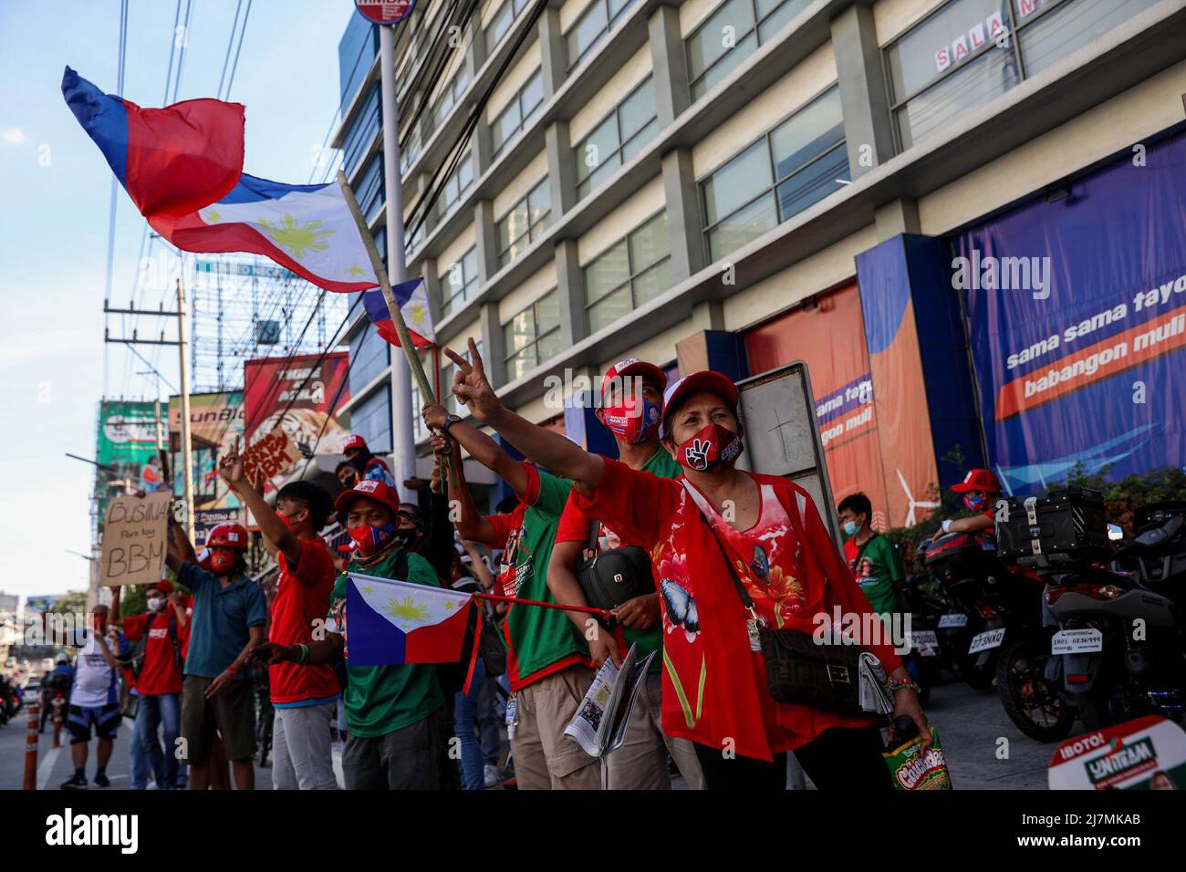 Manille, Philippines. 10th mai 2022. Les partisans brandirent les drapeaux philippins et des signes de paix éclair alors qu'ils attendent mardi le siège de l'ancien sénateur Ferdinand 'Bongbong' Marcos Jr. À Mandaluyong City. Marcos, fils et homonyme du regretté dictateur philippin Ferdinand Marcos, est sur le fait de remporter les élections présidentielles après avoir obtenu plus de 30 millions de voix. (Image de crédit : © Basilio Sepe/ZUMA Press Wire) Banque D'Images
