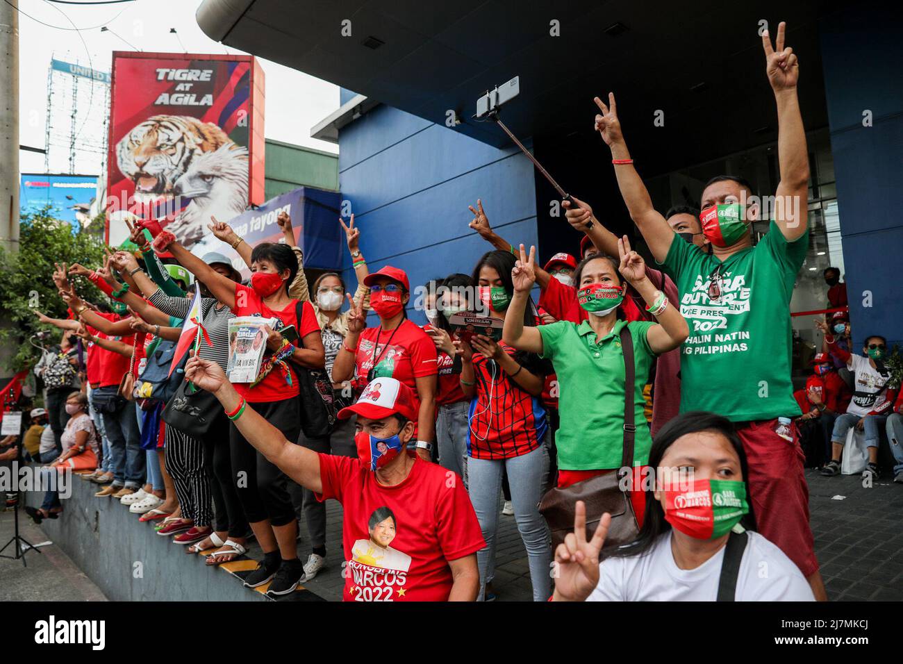 Manille, Philippines. 10th mai 2022. Les partisans mettent en lumière des signes de paix alors qu'ils attendent le siège de l'ancien sénateur Ferdinand 'Bongbong' Marcos Jr. À Mandaluyong City, dans la région métropolitaine de Manille, aux Philippines. 10 mai 2022. Marcos, fils et homonyme du regretté dictateur philippin Ferdinand Marcos, est sur le fait de remporter les élections présidentielles après avoir obtenu plus de 30 millions de voix. (Image de crédit : © Basilio Sepe/ZUMA Press Wire) Banque D'Images