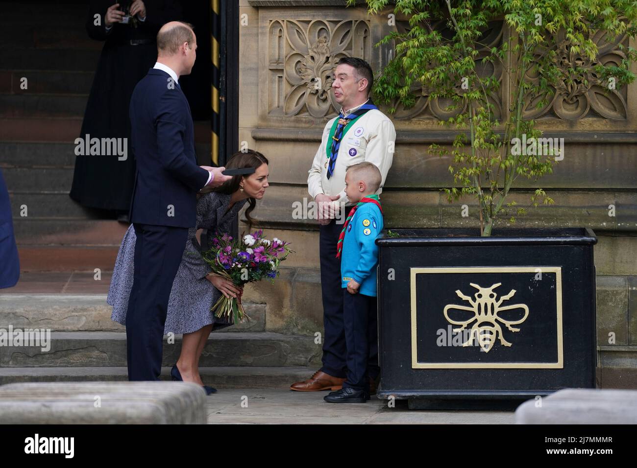 Le duc et la duchesse de Cambridge parlent à Archie McWilliams, âgée de 7 ans, du premier groupe scout de Longford à Stretford, Et son oncle Andy Farrell, commissaire du comté des Scouts du Grand Manchester West, qui part après avoir assisté à l'ouverture officielle du Mémorial de la Glade de lumière, commémorant les victimes de l'attentat terroriste du 22nd mai 2017 à Manchester Arena. Date de la photo: Mardi 10 mai 2022. Banque D'Images