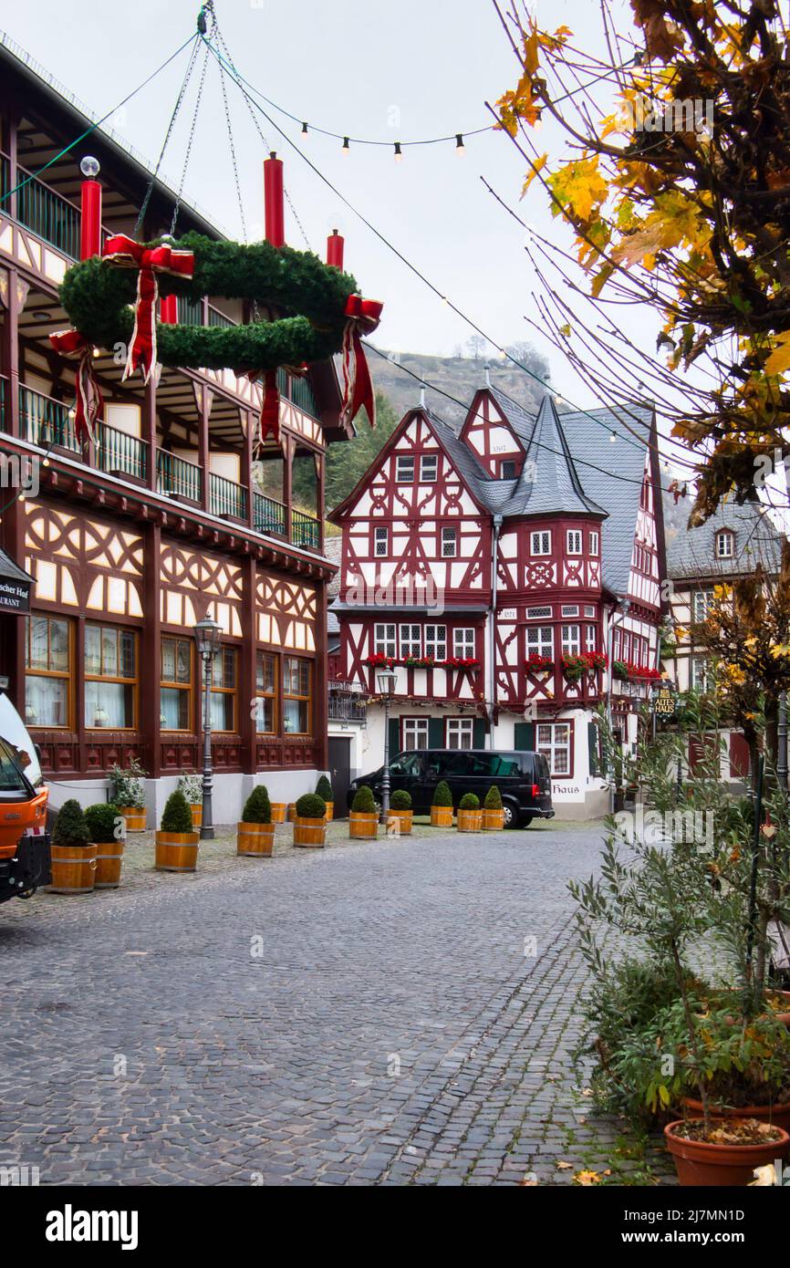 Couronne de Noël accrochée sur une rue en face d'un bâtiment à colombages sur une route pavée avec Altes Haus, la vieille maison, en arrière-plan à bac Banque D'Images