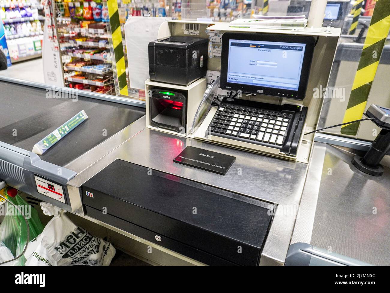 Samara, Russie - 2 mai 2022: Vue de caisse dans une chaîne hypermarché Perekrestok Banque D'Images