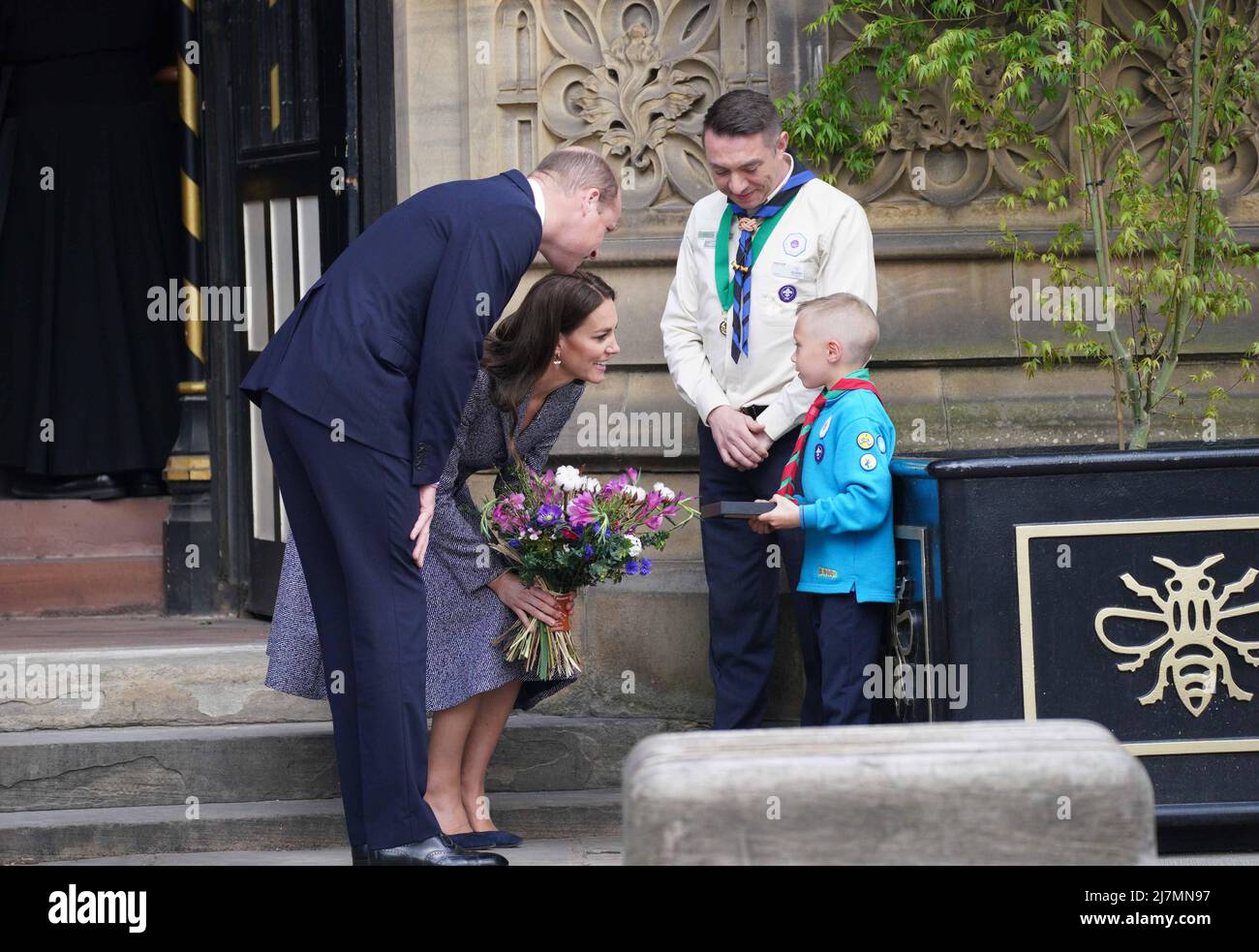 Le duc et la duchesse de Cambridge parlent à Archie McWilliams, âgée de 7 ans, du premier groupe scout de Longford à Stretford, Et son oncle Andy Farrell, commissaire du comté des Scouts du Grand Manchester West, qui part après avoir assisté à l'ouverture officielle du Mémorial de la Glade de lumière, commémorant les victimes de l'attentat terroriste du 22nd mai 2017 à Manchester Arena. Date de la photo: Mardi 10 mai 2022. Banque D'Images