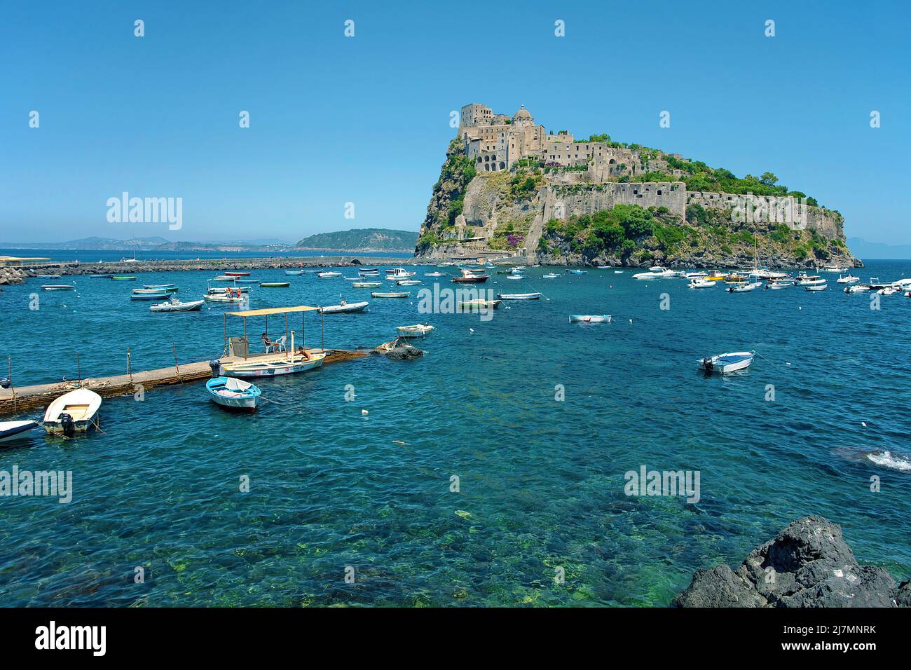 Bateaux de pêche au Castello Aragonese sur l'île d'Ischia, Italie, mer Tyrrhénienne, mer Méditerranée Banque D'Images