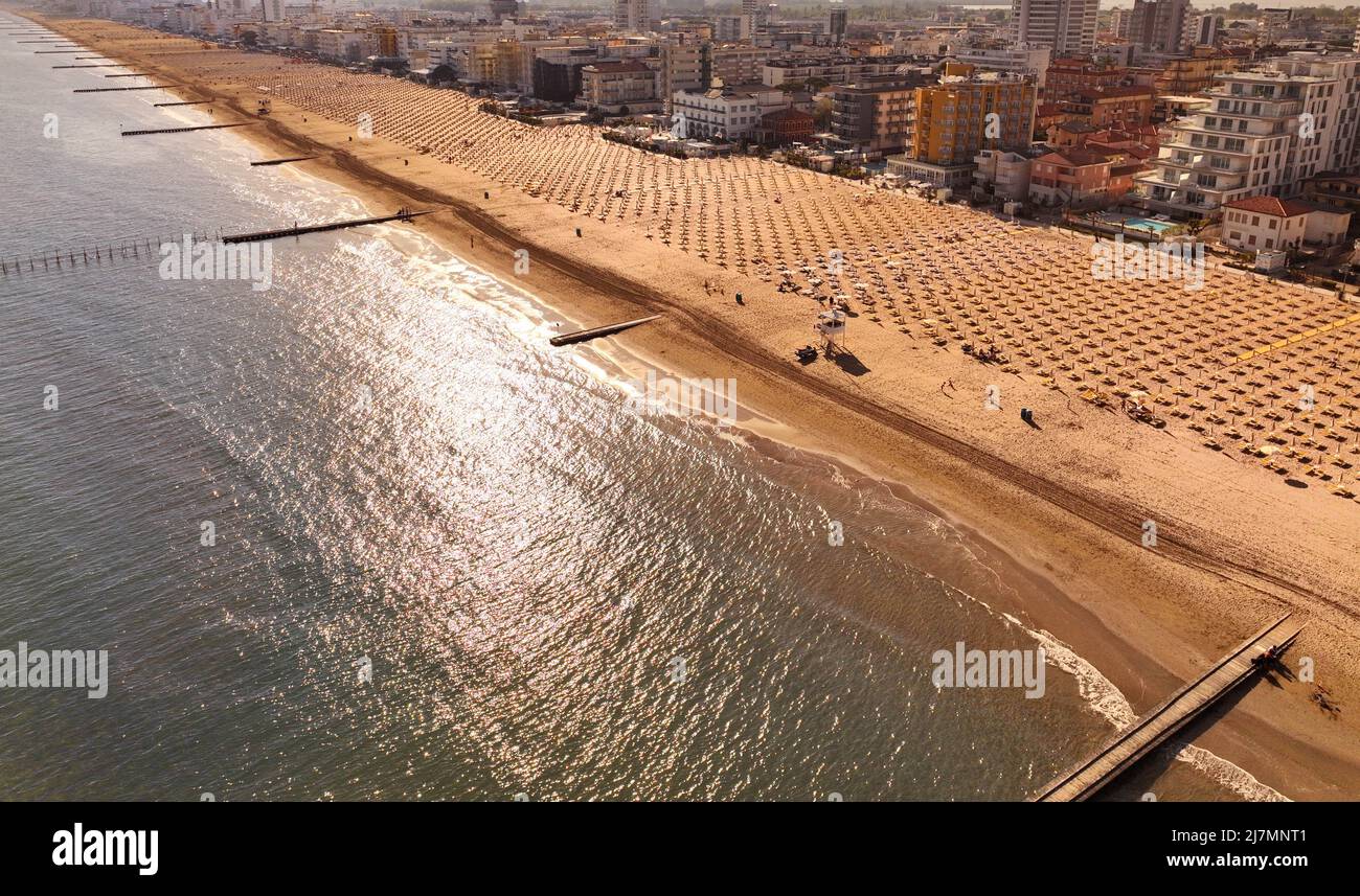 Spiaggia dorata di Jesolo con lettini e ombrelloni in località estiva di mare vista dall'alto durante la giornata di Sole Banque D'Images