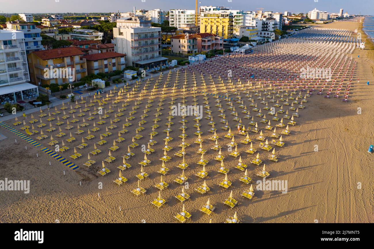 Spiaggia dorata di Jesolo con lettini e ombrelloni nel Resort estivo visto dall'alto durante la giorno assolato Banque D'Images