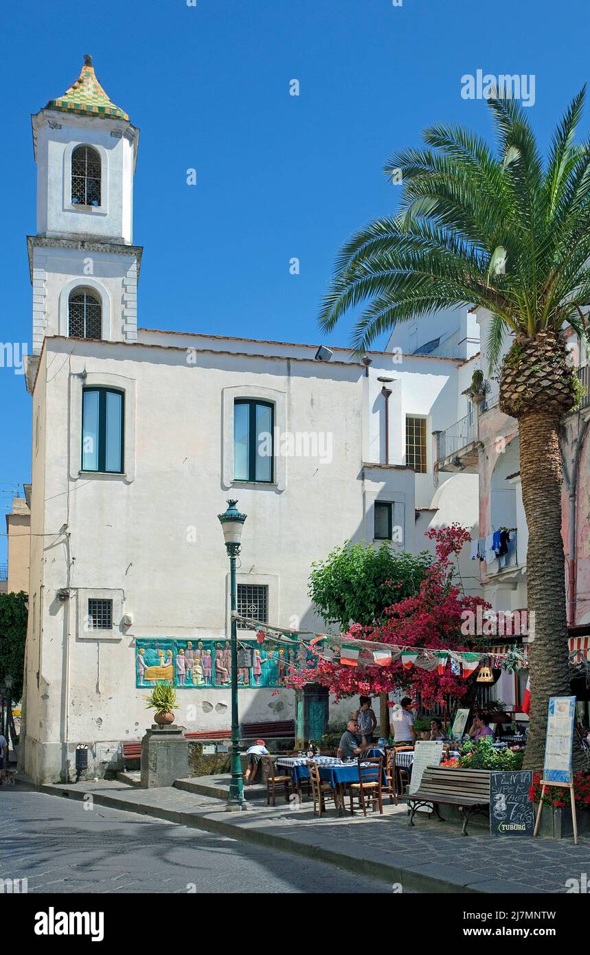 Menschen im Strassenrestaurant vor einer Kirche, Altstadt von Ischia Ponte, Insel Ischia, Golf von Neapel, Kampanien, Italien, Mittelmeer, Europa | PE Banque D'Images
