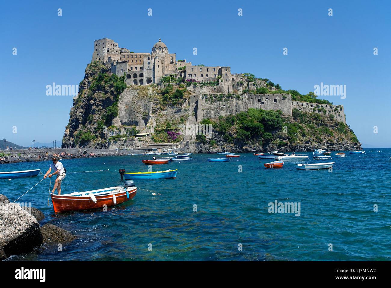 Bateaux de pêche au Castello Aragonese sur l'île d'Ischia, Italie, mer Tyrrhénienne, mer Méditerranée Banque D'Images