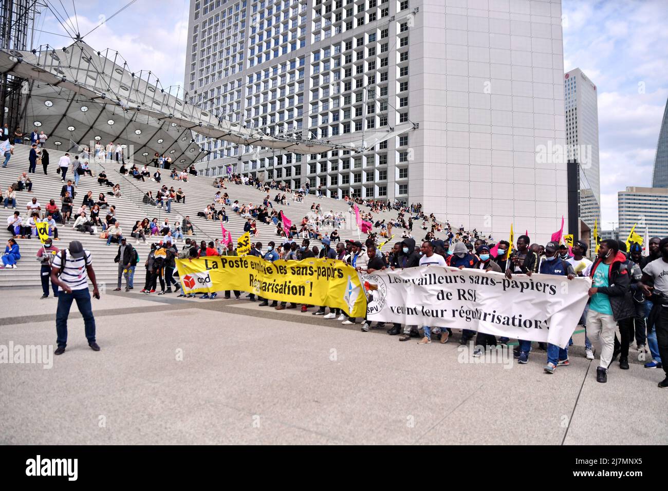 Paris, France, le 10 mai 2022. Manifestation pour la régularisation des  travailleurs sans papiers RSI, DPD et Chronopost, à la Défense, près de  Paris, France, Le 10 mai 2022. Photo de Karim