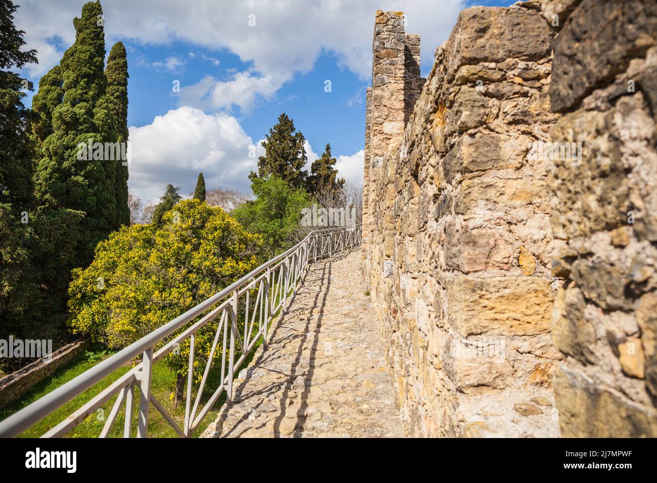 Chemin autour du mur du château du monastère de Tomar Banque D'Images