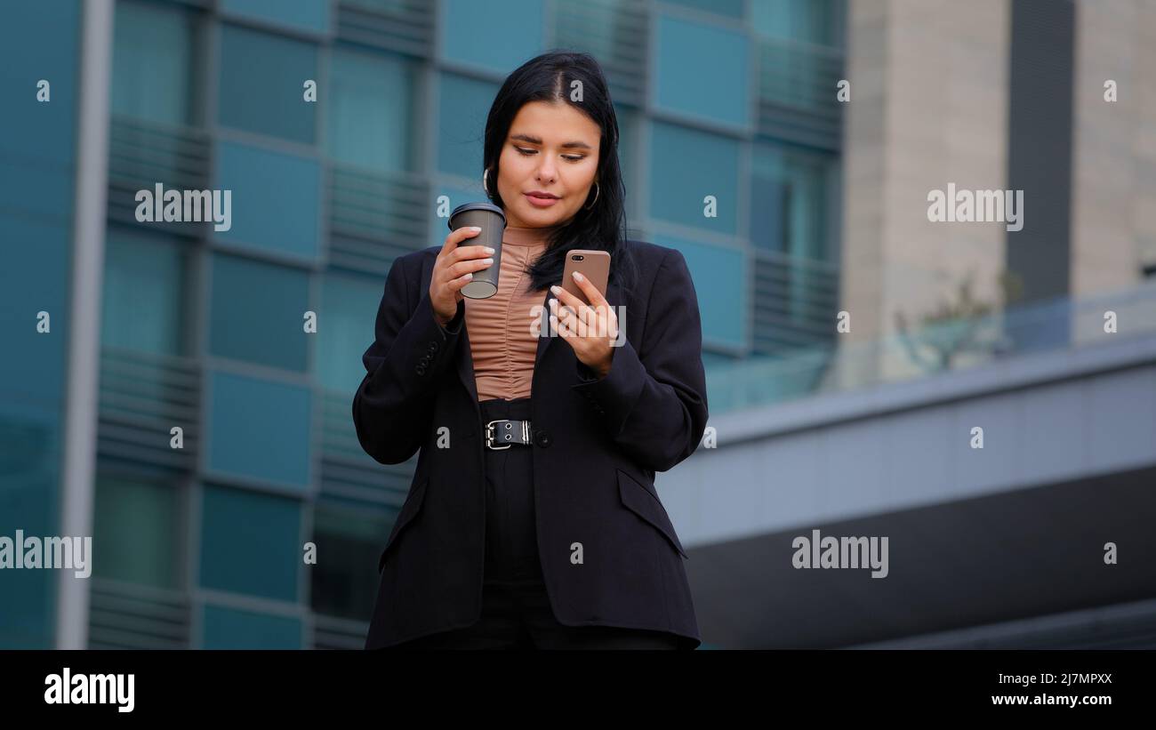 La jeune femme d'affaires passe du temps libre sur les médias sociaux Internet à l'aide d'un smartphone utilise des services virtuels achats en ligne chat e-mail texte au téléphone Banque D'Images