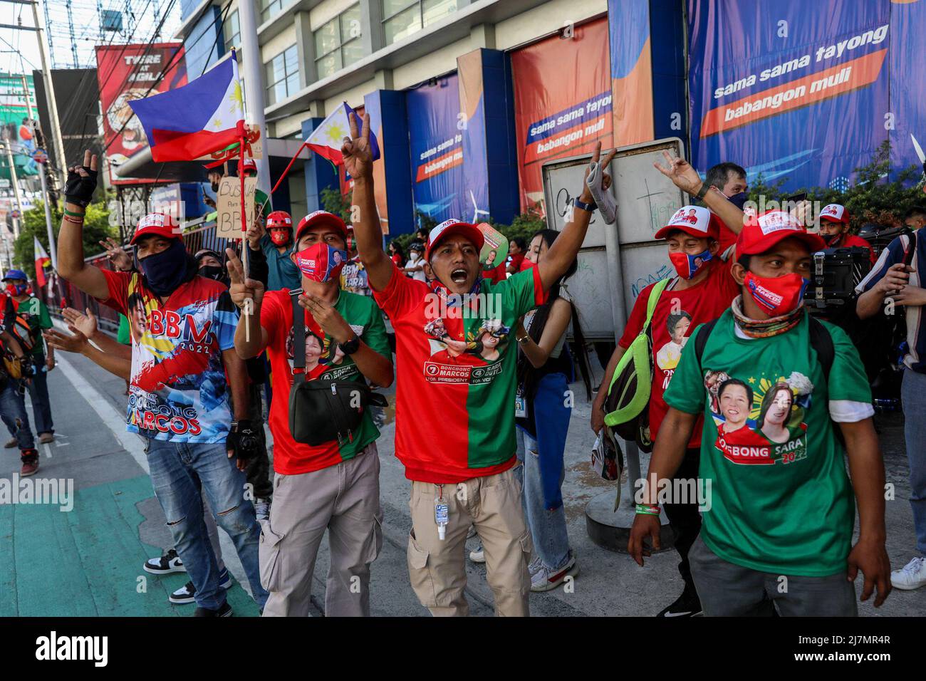 Manille, Philippines. 10th mai 2022. Les supporters applaudissent en attendant le siège de l'ancien sénateur Ferdinand 'Bongbong' Marcos Jr. À Mandaluyong City, Metro Manila, Philippines. Marcos, fils et homonyme du regretté dictateur philippin Ferdinand Marcos, est sur le fait de remporter les élections présidentielles après avoir obtenu plus de 30 millions de voix. (Image de crédit : © Basilio Sepe/ZUMA Press Wire) Banque D'Images