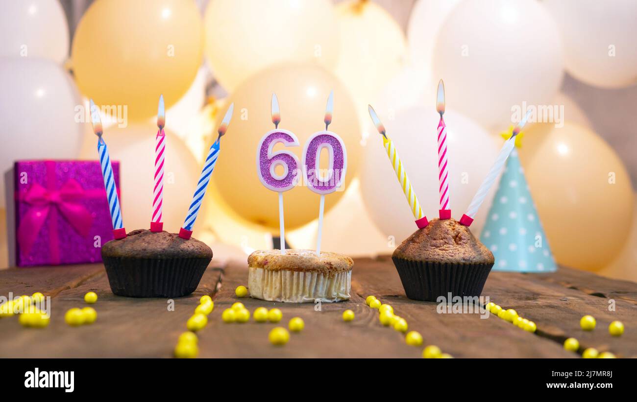 Belle carte d'anniversaire pour une fille avec un cupcake sur le fond des ballons. Joyeux anniversaire fille, boîte cadeau sur le fond de bougies allumées. Banque D'Images