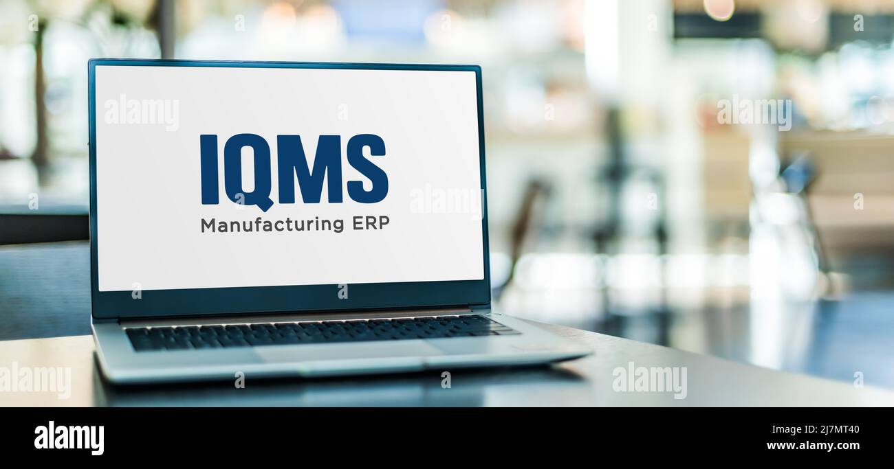 POZNAN, POL - DEC 8, 2021: Ordinateur portable affichant le logo d'IQMS, une société de logiciel internationale privée basée à Paso Robles, Californie Banque D'Images
