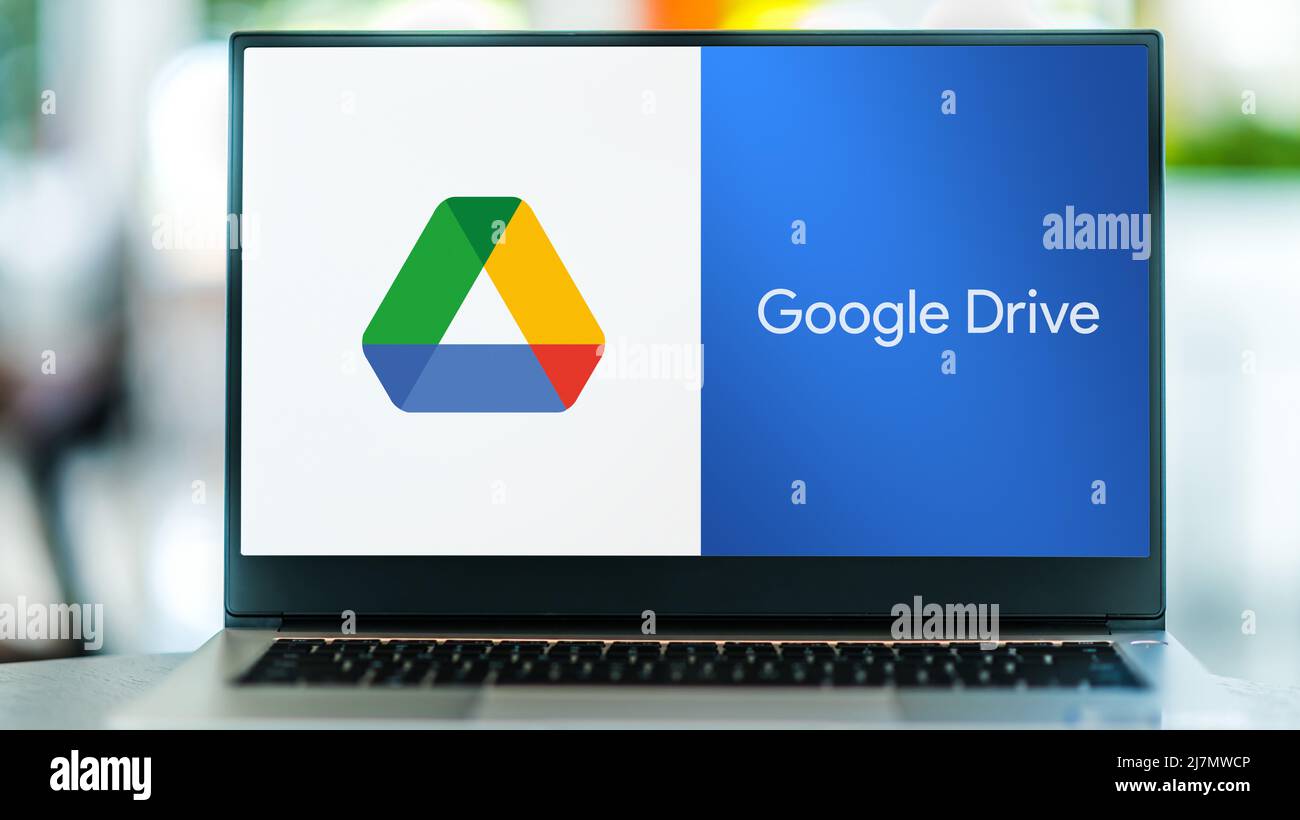 POZNAN, POL - SEP 22, 2021: Ordinateur portable affichant le logo de Google Drive, un service de stockage de fichiers et de synchronisation développé par Google Banque D'Images