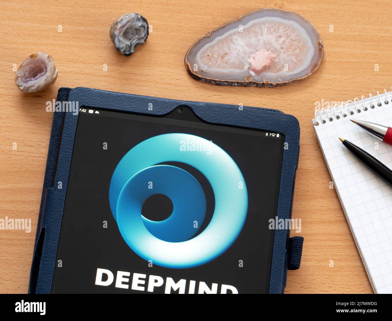 Allemagne. 10th mai 2022. Dans cette photo, DeepMind technologies Limited, propriété d'Alphabet Inc., logo affiché sur une tablette. (Credit image: © Igor Golovniov/SOPA Images via ZUMA Press Wire) Banque D'Images