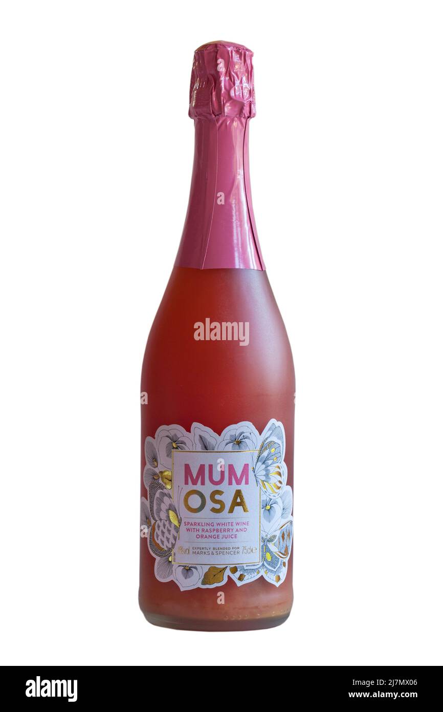 Bouteille de vin blanc mousseux Mum Osa avec jus de framboise et d'orange savamment mélangé pour Marks & Spencer isolé sur fond blanc - Mumosa Banque D'Images