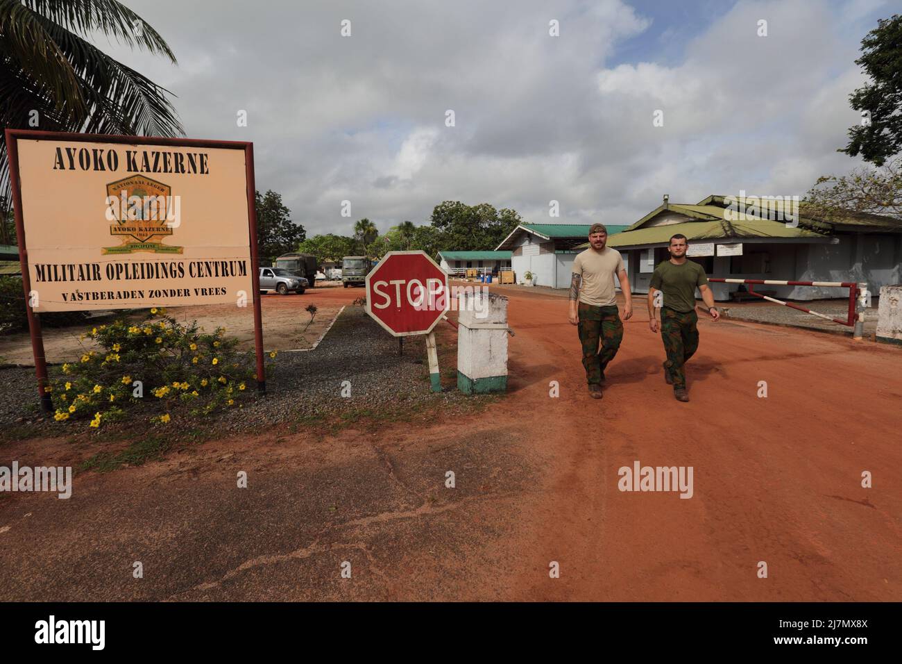 2022-05-10 08:46:08 PARAMARIBO – soldats hollandais lors d'une cérémonie à la caserne d'Ayoko. Environ 120 soldats de la Brigade mobile aérienne et du Marine corps s'entraîneront de nouveau pour la première fois en douze ans dans la jungle du Suriname. ANP RANU ABHELAKH pays-bas sortie - belgique sortie Banque D'Images