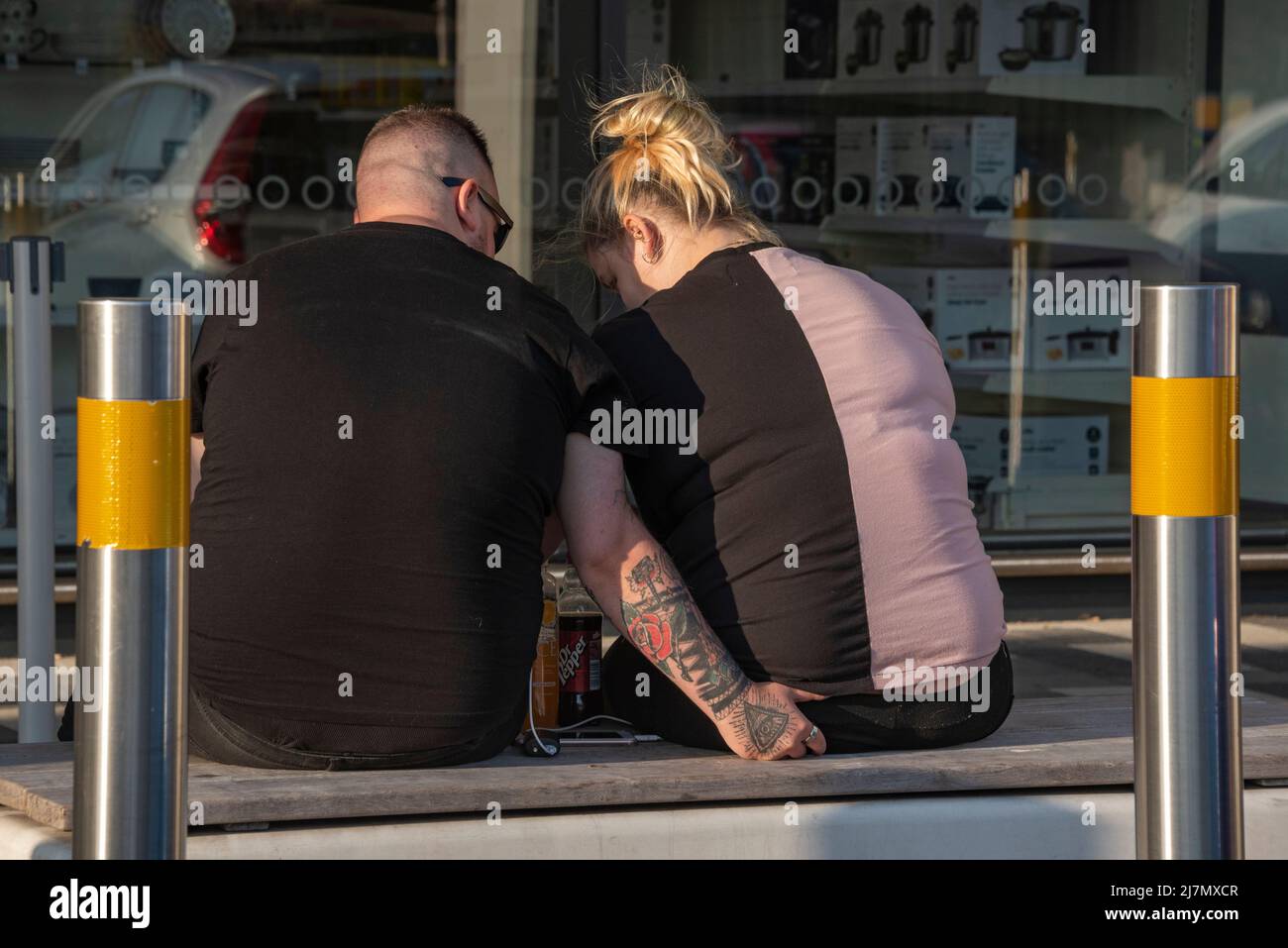 Un couple en surpoids s'assoit sur un banc dans un centre commercial, au Royaume-Uni Banque D'Images
