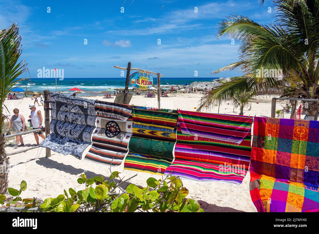 Tapis colorés à vendre, Playa Chen Rio, Cozumel, Quintana Roo, Mexique Banque D'Images
