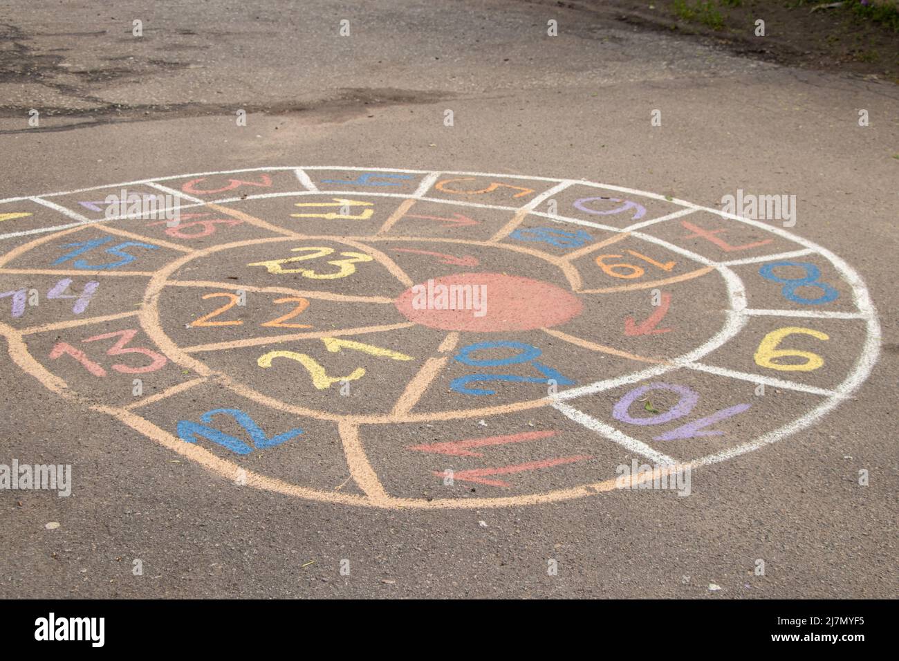 Jeu pour enfants avec des nombres est tiré sur l'asphalte dans la cour à côté d'une maison en Ukraine, jeu pour enfants sur la route Banque D'Images