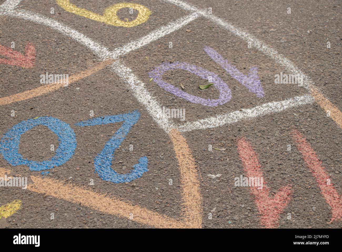 Jeu pour enfants avec des nombres est tiré sur l'asphalte dans la cour à côté d'une maison en Ukraine, jeu pour enfants sur la route Banque D'Images