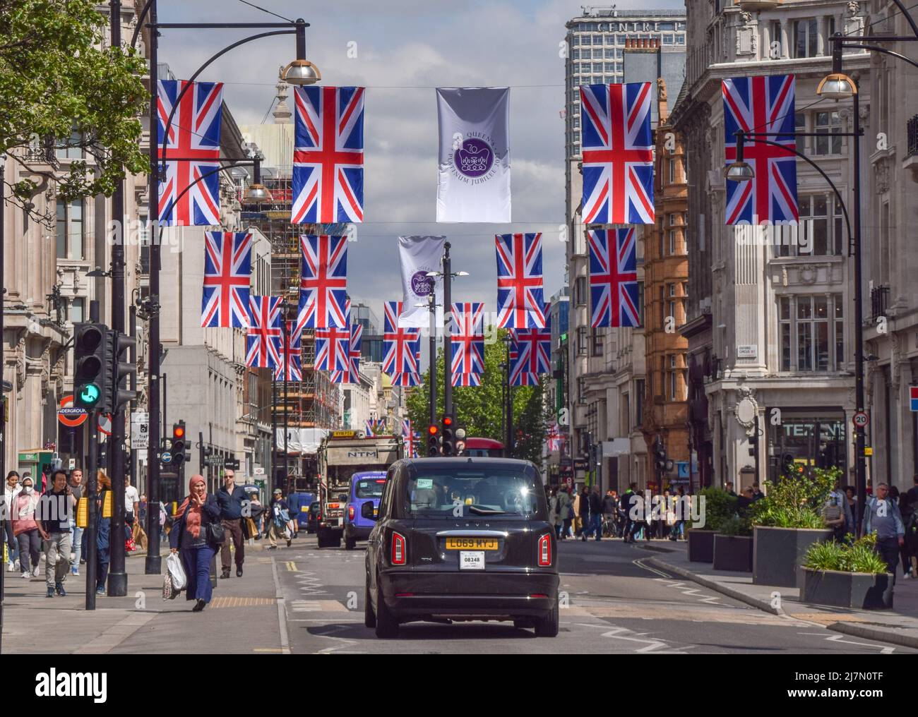 Londres, Royaume-Uni. 10th mai 2022. Des drapeaux Union Jack ont été installés le long de la rue Oxford pour le Jubilé de platine de la Reine, marquant ainsi le 70th anniversaire de l'accession de la Reine au trône. Un week-end spécial prolongé du Jubilé de platine aura lieu du 2nd au 5th juin. (Image de crédit : © Vuk Valcic/SOPA Images via ZUMA Press Wire) Banque D'Images