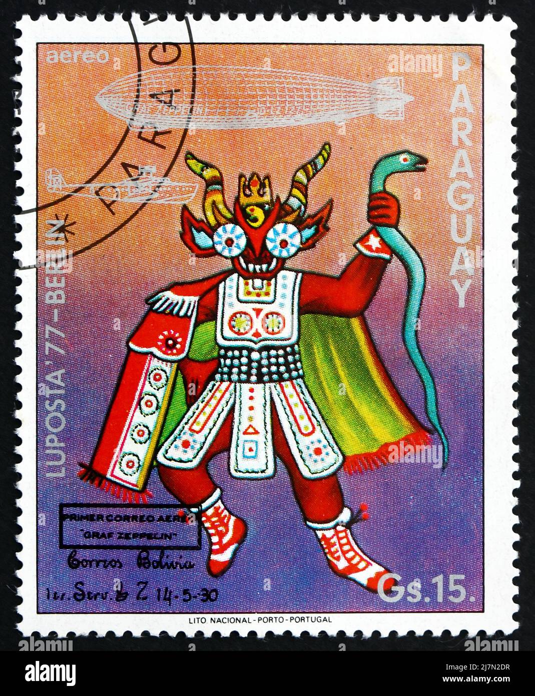 PARAGUAY - VERS 1977: Un timbre imprimé au Paraguay montre le Costume indien de cérémonie, Bolivie, vol de Graf Zeppelin 1st en Amérique du Sud, vers 1977 Banque D'Images