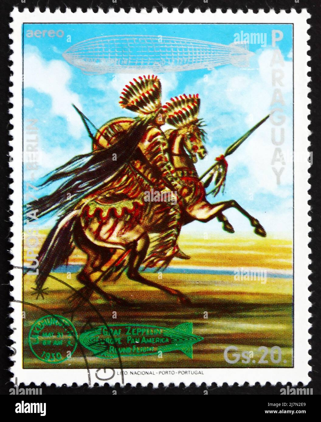 PARAGUAY - VERS 1977: Un timbre imprimé au Paraguay montre Indian on Horse, US, Graf Zeppelin 1st South America Flight, vers 1977 Banque D'Images