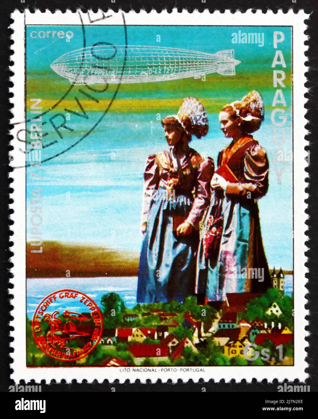PARAGUAY - VERS 1977: Un timbre imprimé au Paraguay montre les filles allemandes en costumes traditionnels, Graf Zeppelin 1st South America Flight, vers 1977 Banque D'Images