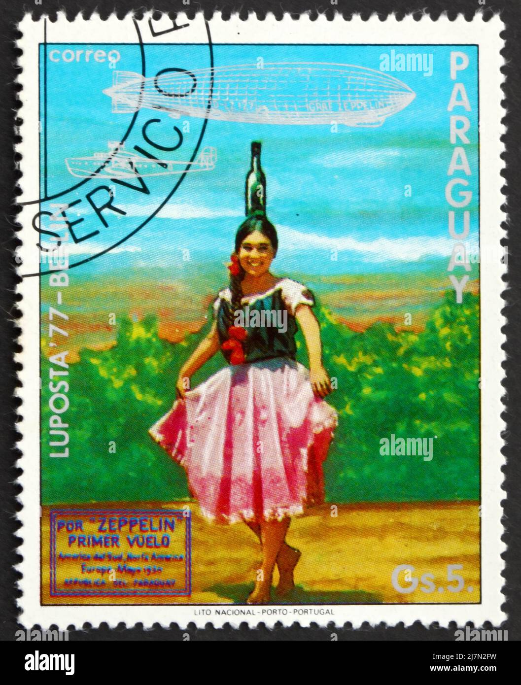 PARAGUAY - VERS 1977: Un timbre imprimé au Paraguay montre Indian Girl in Bottle Dance Costume, Graf Zeppelin 1st South America Flight, vers 1977 Banque D'Images