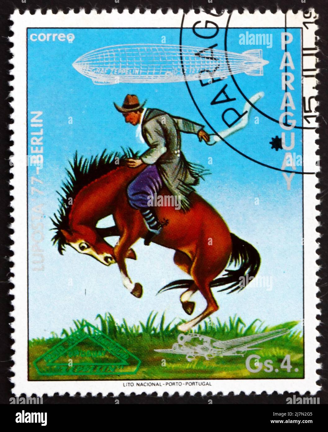 PARAGUAY - VERS 1977: Un timbre imprimé au Paraguay montre Gaucho Breaking Bronco, Uruguay, Graf Zeppelin 1st South America Flight, vers 1977 Banque D'Images