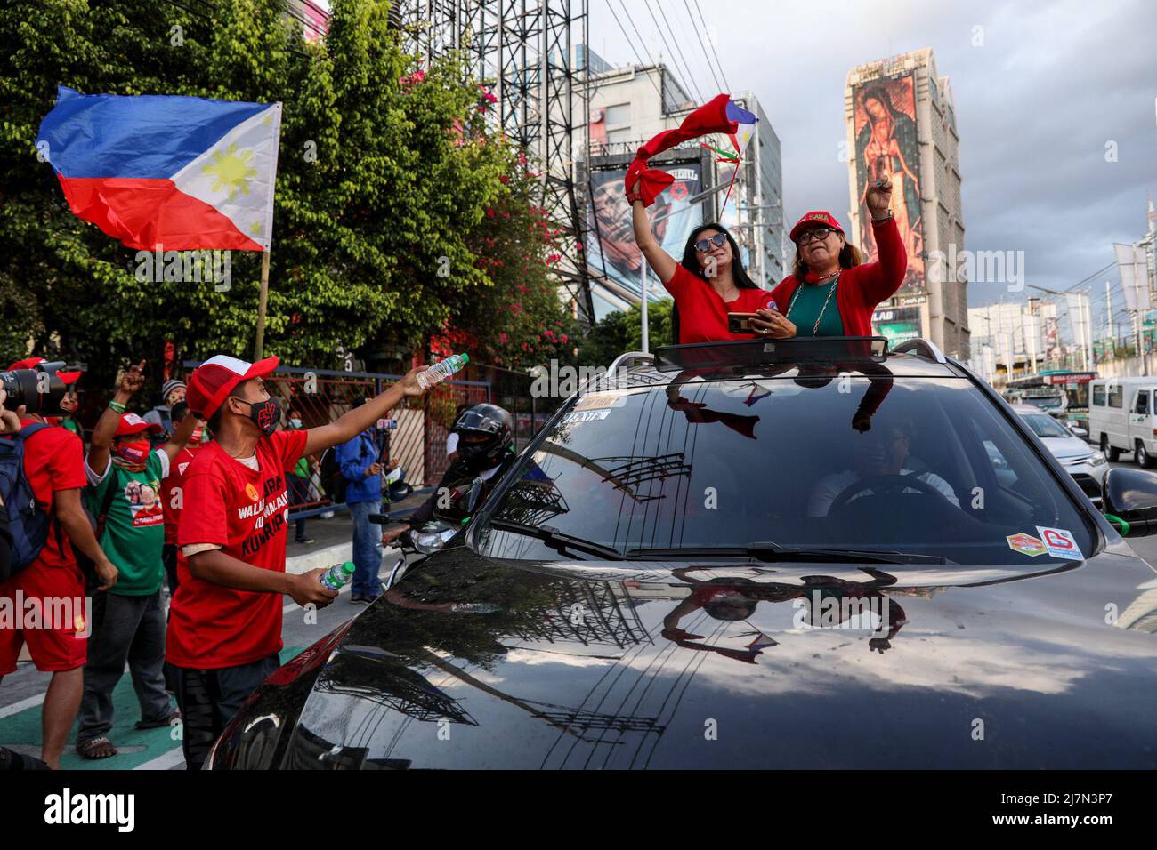 Manille, Philippines. 10th mai 2022. Les partisans applaudissent lorsqu'ils se réunissent au siège de l'ancien sénateur Ferdinand Bongbong Marcos Jr. À Mandaluyong City, dans la région métropolitaine de Manille, aux Philippines. 10 mai 2022. Marcos, fils et homonyme du regretté dictateur philippin Ferdinand Marcos, est sur le fait de remporter les élections présidentielles après avoir obtenu plus de 30 millions de voix. (Image de crédit : © Basilio Sepe/ZUMA Press Wire) Banque D'Images
