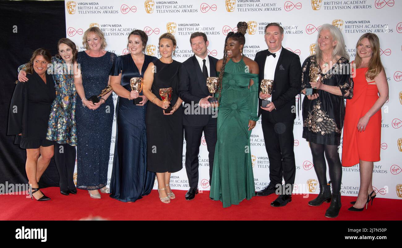 (G-D) Dermot O'Leary (6L) et Clara Amfo (4R) posent avec les gagnants du Live Event Award pour le Earthshot Prize 2021 dans la salle du gagnant à Virgi Banque D'Images