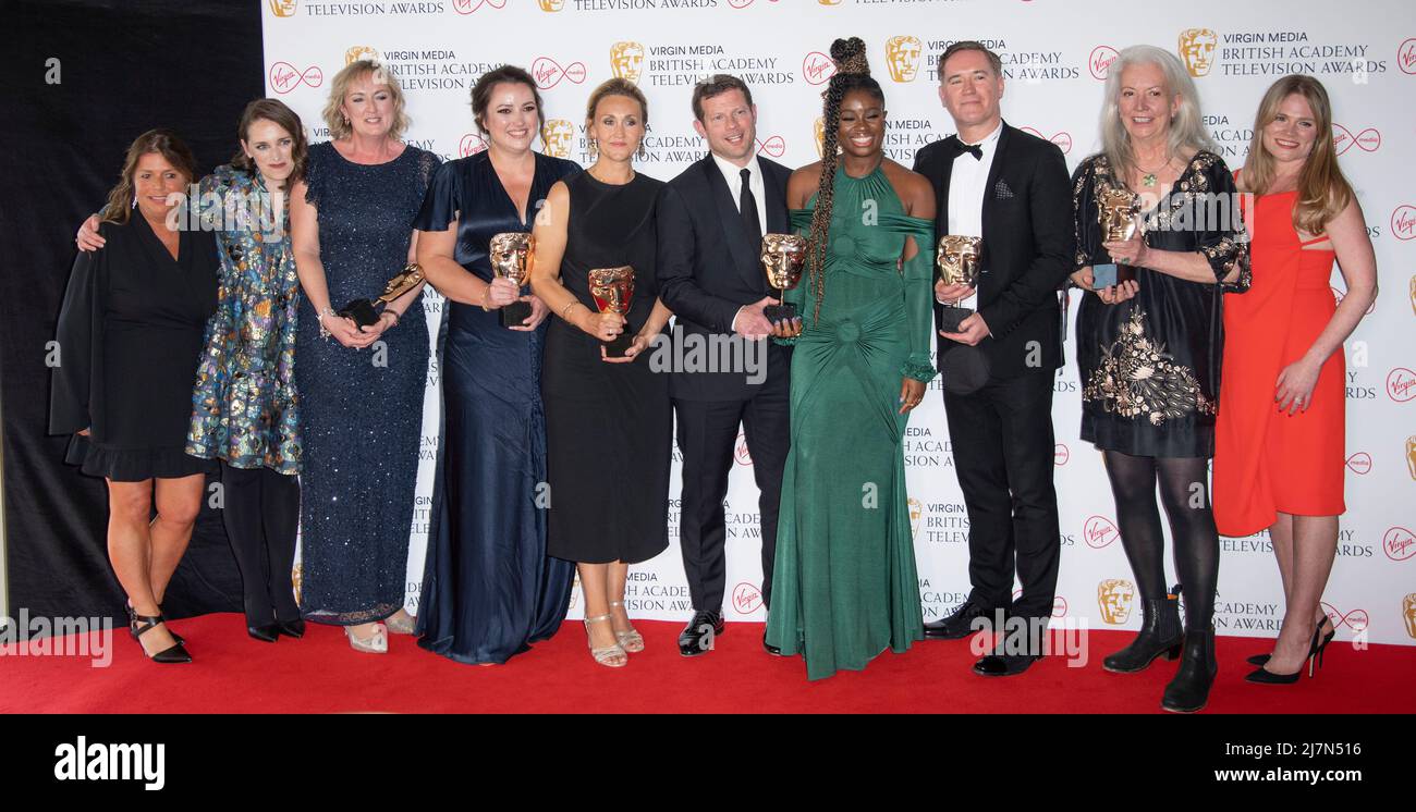 (G-D) Dermot O'Leary (6L) et Clara Amfo (4R) posent avec les gagnants du Live Event Award pour le Earthshot Prize 2021 dans la salle du gagnant à Virgi Banque D'Images