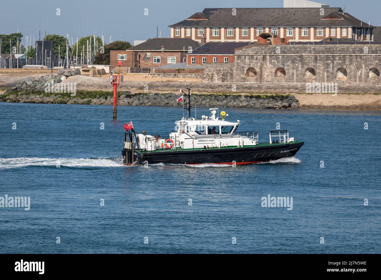 Le navire pilote Admiralty SD Solent Racer traverse le Solent en direction du port de Portsmouth. Banque D'Images